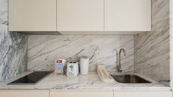 Réfrigérateur, micro-ondes, cafetiÚre/bouilloire, grille-pain