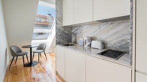 Kaffetrakter/tekoker, kjøleskap, mikrobølgeovn og brødrister