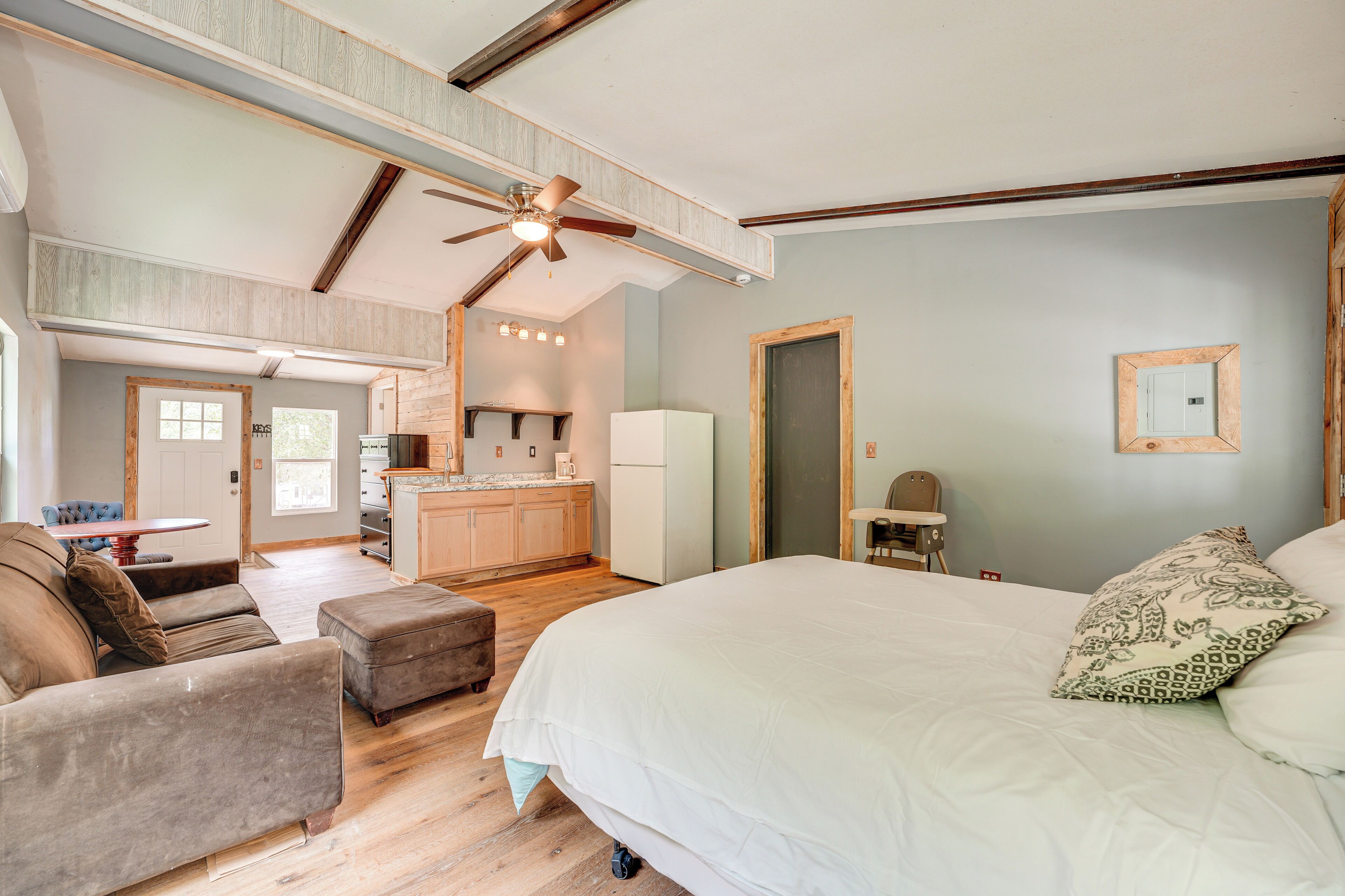 Dog-Friendly Branson Studio: 9 Mi to Downtown!