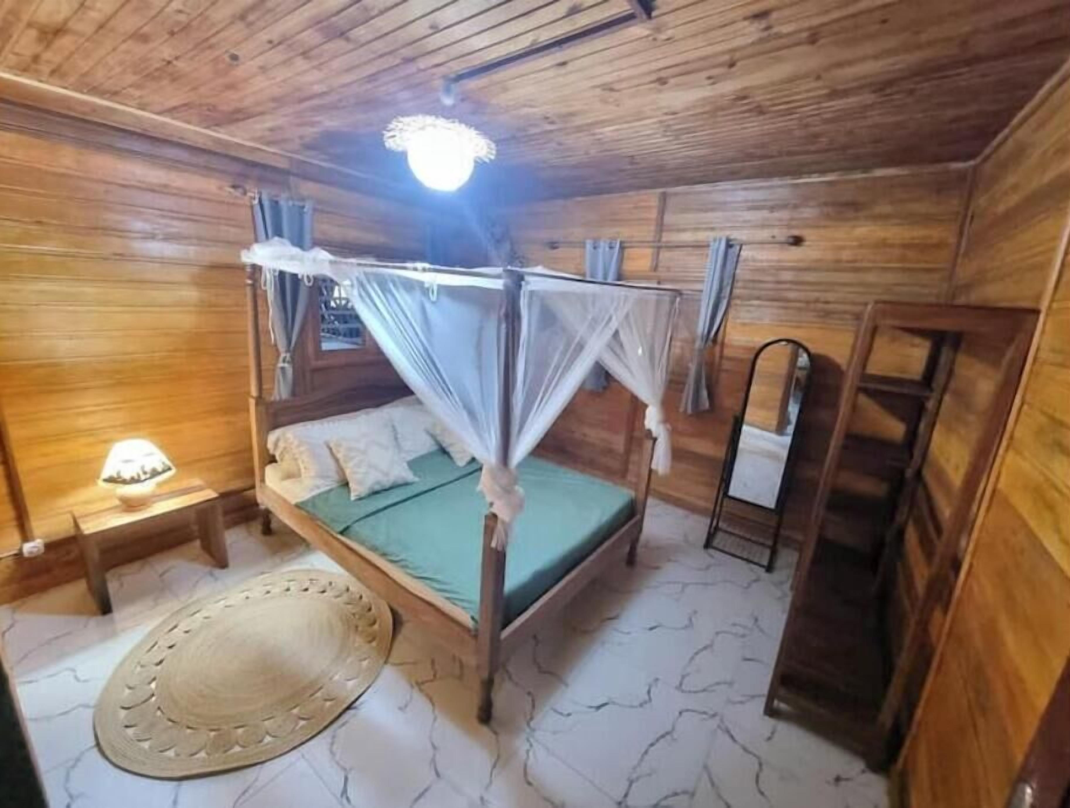 2 bedrooms, iron/ironing board, bed sheets