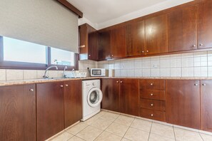 Private kitchen - Sunlit Cozy Apartment (Larnaca)