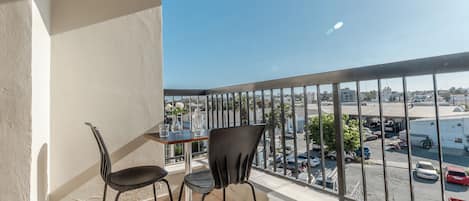 Departamento Confort, vista a la ciudad | Cocina privada | Tetera eléctrica