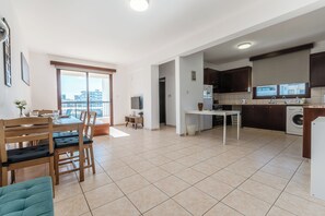 Appartement Confort, vue sur la ville | Aire de séjour | Téléviseur à écran plat