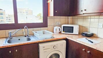 Departamento Confort, vista a la ciudad | Cocina privada | Tetera eléctrica