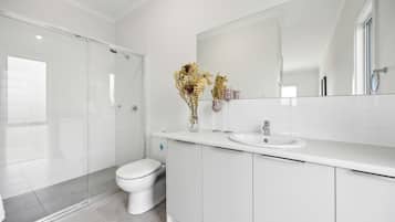 Regadera, toallas, papel de baño