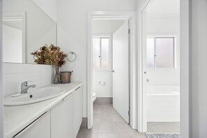 Regadera, toallas, papel de baño 