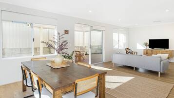 Nhà Deluxe, nhiều giường, không hút thuốc | Phòng ăn