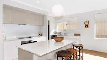 Deluxe House, Berbilang Katil, Non Smoking | Dapur peribadi | Peti sejuk/penyejuk beku saiz penuh, ketuhar gelombang mikro, ketuhar