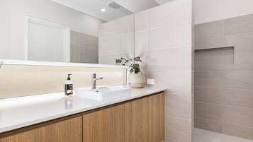 Nhà Deluxe, nhiều giường, không hút thuốc | Phòng tắm | Buồng tắm vòi sen, đồ dùng nhà tắm miễn phí, máy sấy tóc, khăn tắm