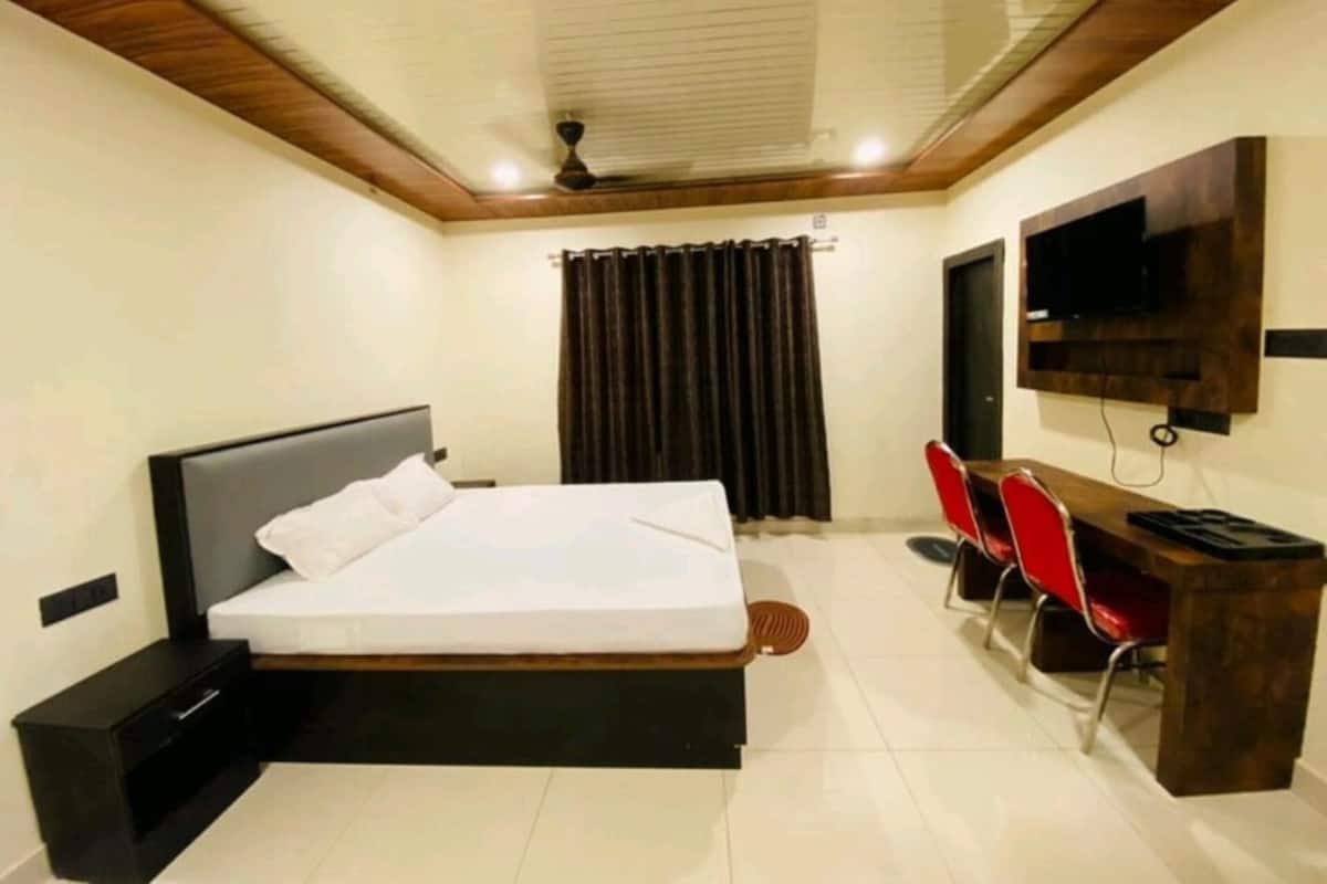 Room | WiFi (free), bed sheets