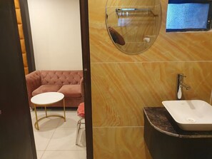 Chambre royale | Salle de bain | Douche, douche cascade, serviettes fournies, savon