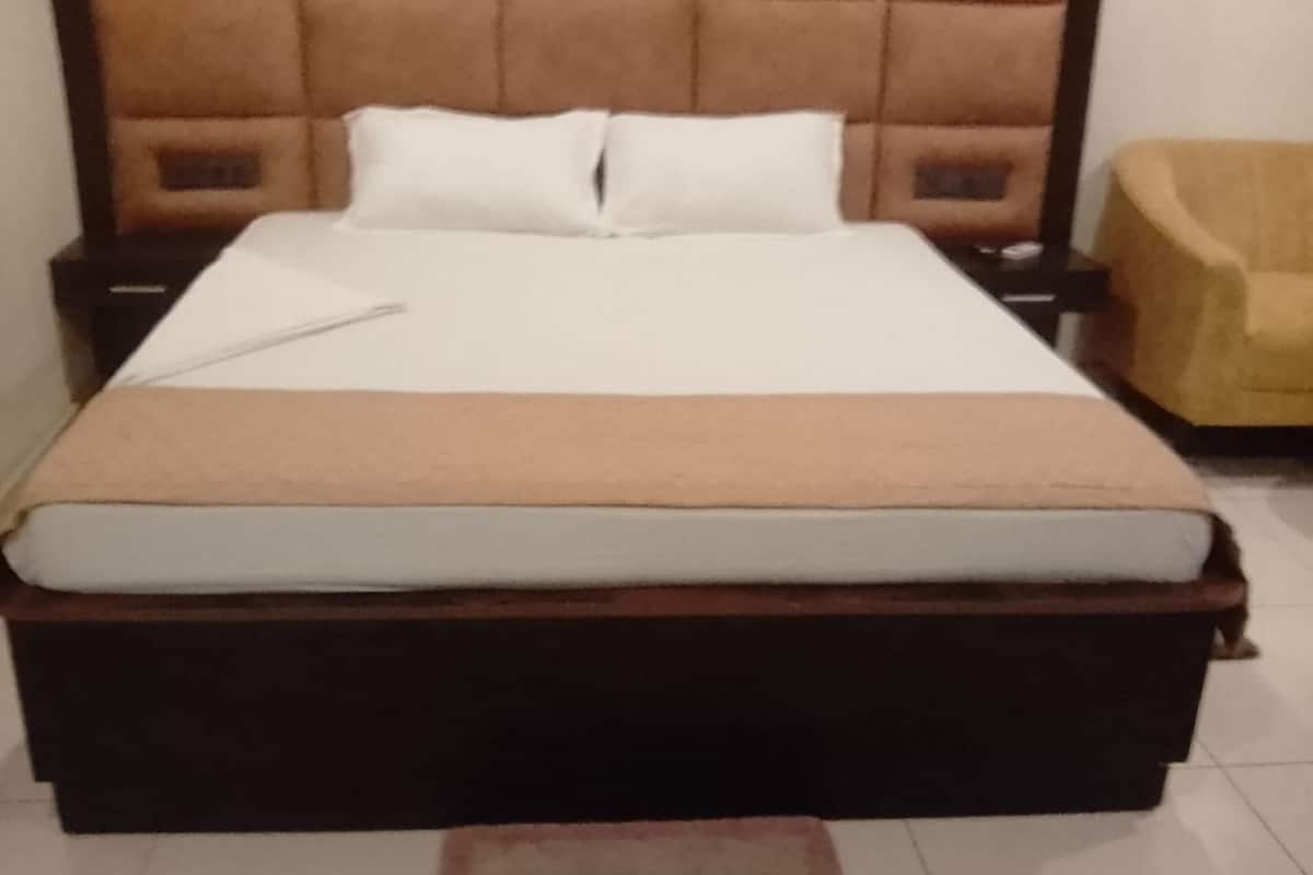 WiFi (free), bed sheets