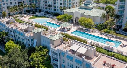 The Beachy Blues Suite - Casa Costa 308S, Pools, Jacuzzi, Beach, & Dog Friendly