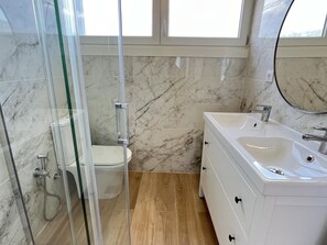 Dusche, Haartrockner, Handtücher