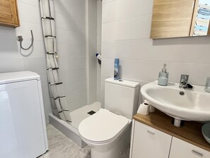 Een douche, een haardroger, handdoeken