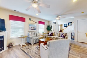 TV, DVD player, books - The Palms condo near the beach with on-site pool & enclosed patio (Rehoboth Beach)