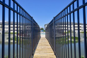 Property grounds - The Palms condo near the beach with on-site pool & enclosed patio (Rehoboth Beach)