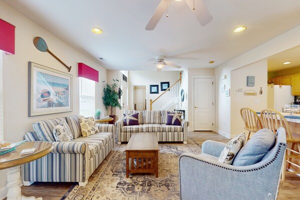 TV, DVD player, books - The Palms condo near the beach with on-site pool & enclosed patio (Rehoboth Beach)