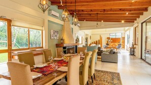 A spacious dining area with a wooden table set for a meal, surrounded by comfortable chairs. - Scenic Haven Cozy Pet Friendly Retreat (Mexico City)