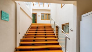A staircase with wooden steps and a glass railing, leading to an upper floor. - Scenic Haven Cozy Pet Friendly Retreat (Mexico City)
