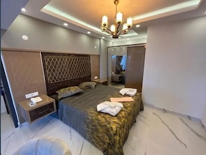 Habitación Deluxe, balcón, vistas a la ciudad | 1 dormitorio, caja fuerte, cortinas opacas y wifi gratis