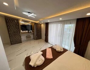 In-room safe, blackout curtains, free WiFi - Alp Ateş Suit (Ayvacik)