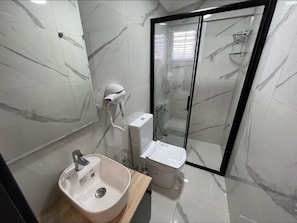 Dusche, Hausschuhe, Handtücher, Seife