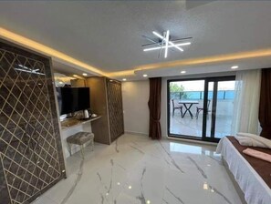 Deluxe-Suite, Balkon, Meerblick | Zimmersafe, Verdunkelungsvorhänge, kostenloses WLAN