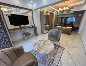 In-room safe, blackout drapes, free WiFi