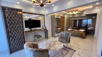 Deluxe Suite, Balcony, Sea View | 1 bedroom, in-room safe, blackout drapes, free WiFi