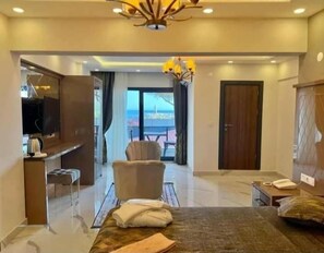 Suite Deluxe, balcón, vista al mar | Caja de seguridad en la habitación, cortinas blackout y wifi gratis 