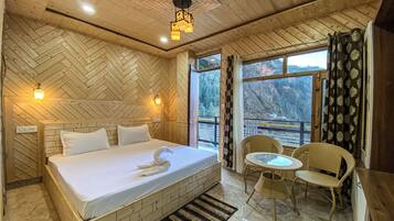 Desk, laptop workspace, soundproofing, free WiFi