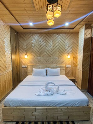 Deluxe Double Room, Balcony, Mountain View | Desk, laptop workspace, soundproofing, free WiFi - Alpine Crest Homestay (Theog)
