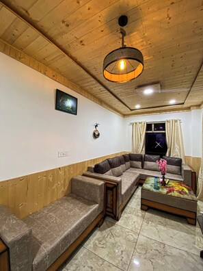 Lobby sitting area - Alpine Crest Homestay (Theog)