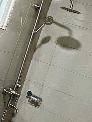 Hårtork, handdukar, tvål och toalettpapper