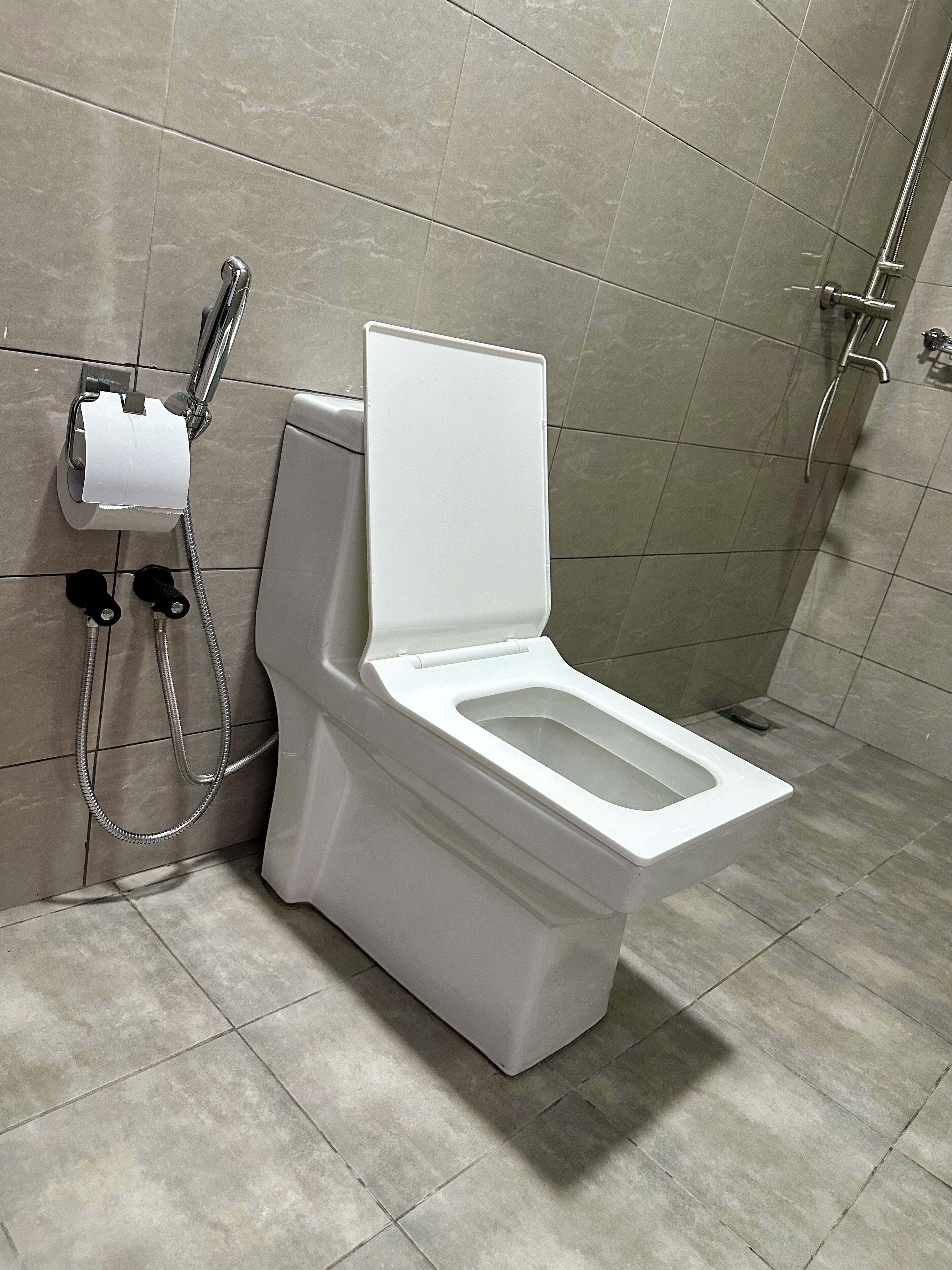 ヘアドライヤー、タオル、石鹸、トイレットペーパー