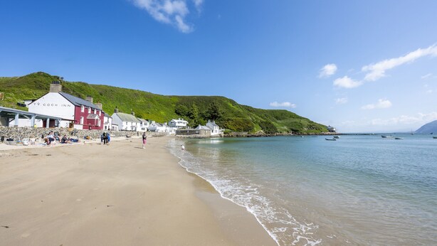 A beach with a hotel named 'TY COCH INN' and a rocky hill in the background. - Drws Nesa - sleeps 6 guests  in 3 bedrooms (Pwllheli)