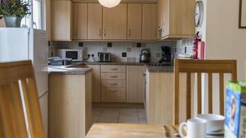 Mikrobølgeovn, opvaskemaskine, brødrister, spisebord