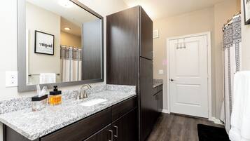 Sèche-cheveux, serviettes fournies, savon, shampoing