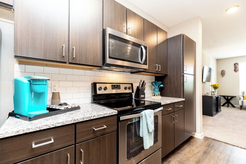 Traveler's Oasis/ Walk to Bridge Street/ Modern 2BR Luxury w/Free Parking