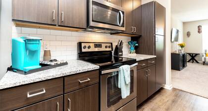 Traveler's Oasis/ Walk to Bridge Street/ Modern 2BR Luxury w/Free Parking
