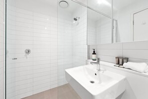 Shower, hair dryer, towels, shampoo - Sleek South Yarra 2-Bed with Alfresco Dining (South Yarra)