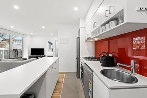 Frigorifero, microonde, forno, piano cottura