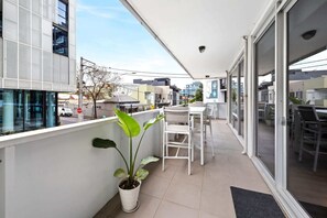 Outdoor dining - Sleek South Yarra 2-Bed with Alfresco Dining (South Yarra)