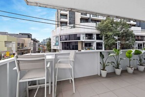 Outdoor dining - Sleek South Yarra 2-Bed with Alfresco Dining (South Yarra)