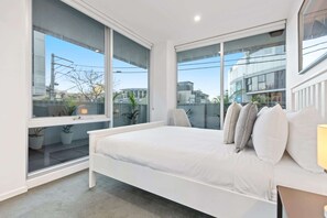 2 bedrooms, desk, iron/ironing board, WiFi - Sleek South Yarra 2-Bed with Alfresco Dining (South Yarra)