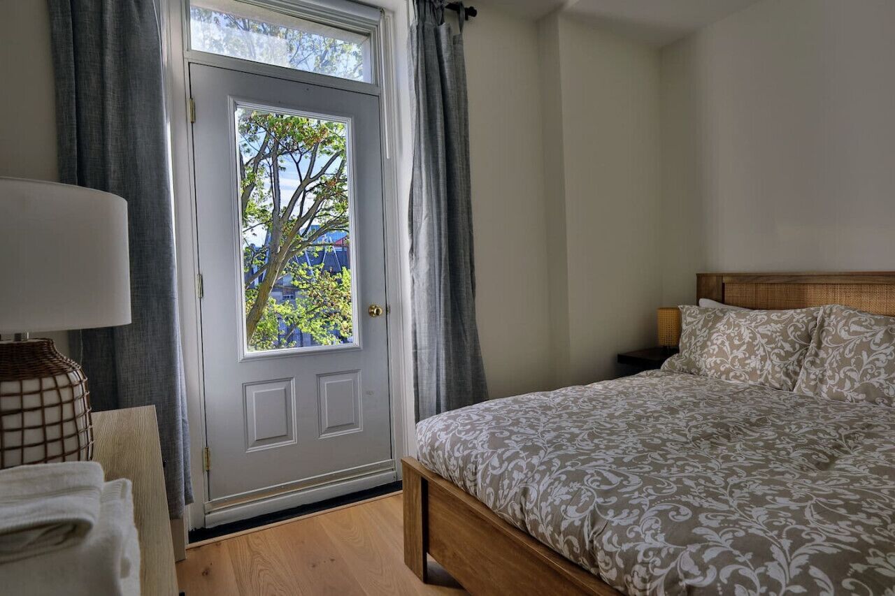 4 habitaciones, escritorio y tabla de planchar con plancha 