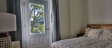 4 habitaciones, escritorio y tabla de planchar con plancha