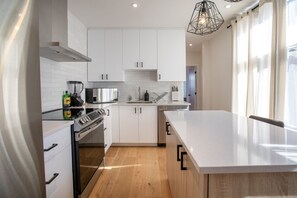 Een koelkast, een magnetron, een oven, een kookplaat