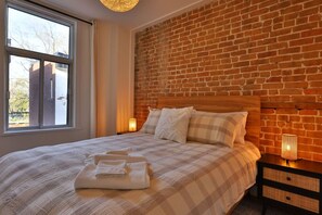 4 slaapkamers, een bureau, een strijkplank/strijkijzer, reisbedje